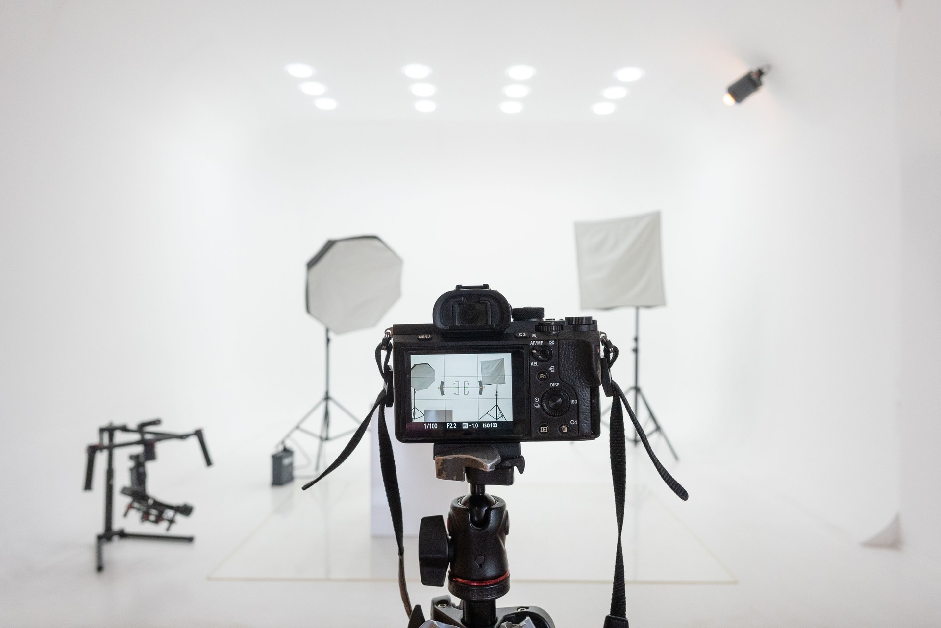 Photo studio setup with lights and camera.